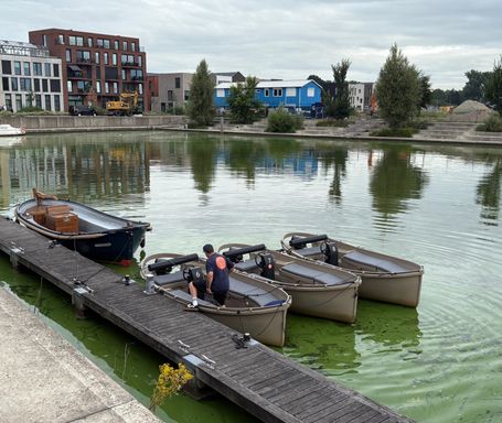 Joey van Gils van Sloepverhuur Roosendaal is bezig met verplaatsen van zijn boten
