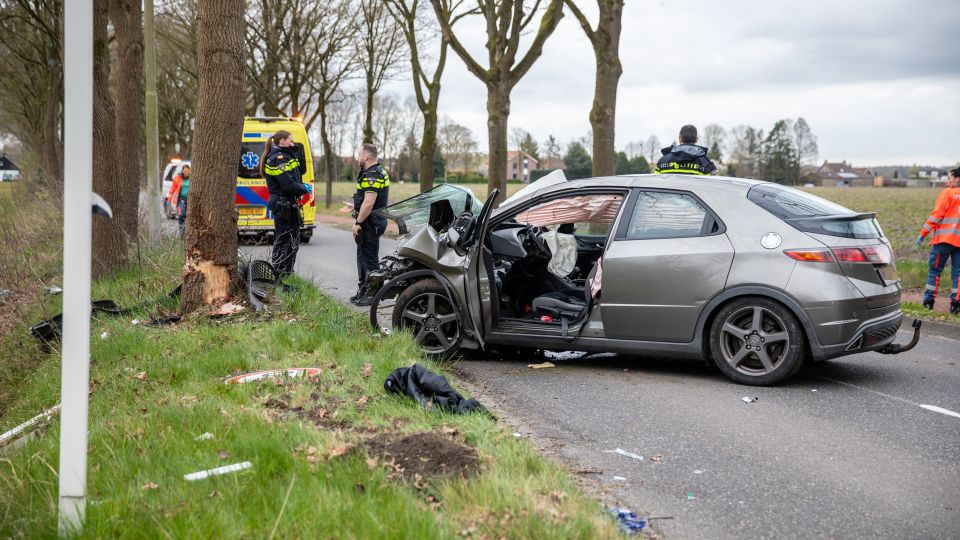 Automobilist ernstig gewond na botsing tegen boom in Roosendaal