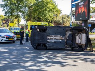 Auto op zijn kant na botsing op kruising in Roosendaal