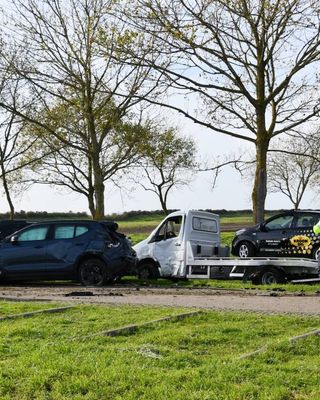 Automobilist veroorzaakt ravage op Oesterdam bij Tholen