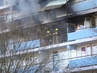 Grote brand in flat in Bergen op Zoom, brandweer in groten getale aanwezig