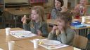 Montessorischool en Beatrixhuis vieren samen (op afstand) Nationale Pannenkoekdag