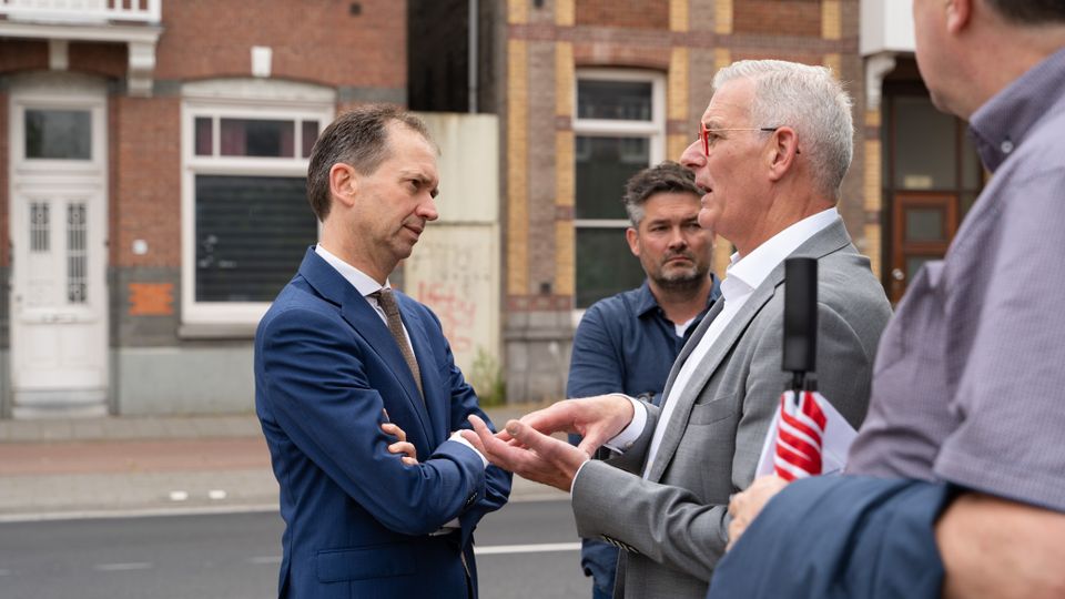 Minister Van Hijum (links) in gesprek met wethouder Van Ginderen in de binnenstad van Roosendaal