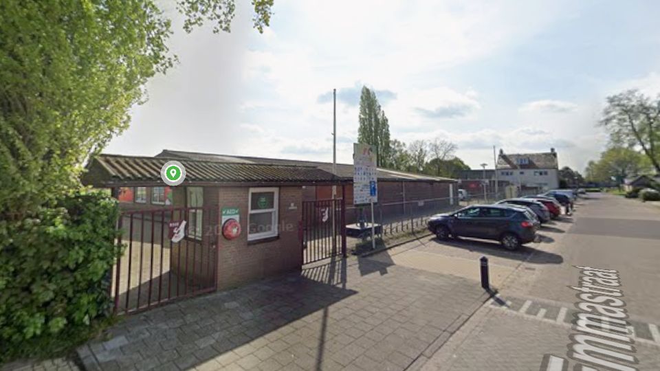 Parkeerdrukte bij sportpark Rood-Wit in Sint Willebrord: lokale VVD trekt aan de bel
