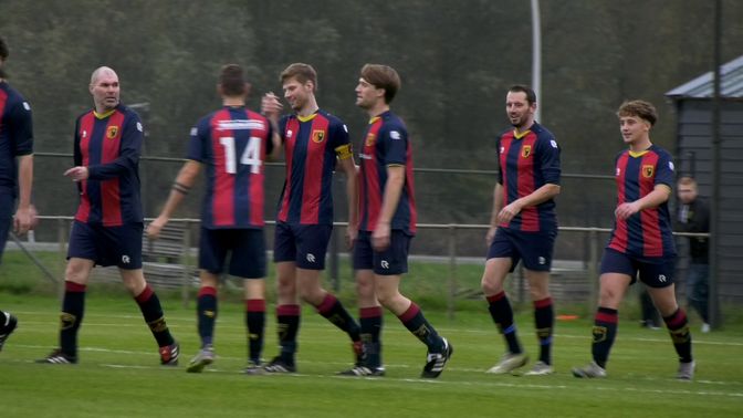De samengestelde fotmatie van Victoria'03 viert de 1-0 tegen het RTL Sterrenteam.