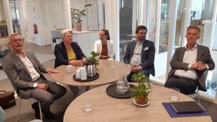 De vijf aankomende wethouders van de gemeente Roosendaal. V.l.n.r. René van Ginderen, Klaar Koenraad, Evelien van der Star-Deijkers, Arwen van Gestel en Kees Verstraten