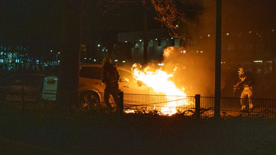 Auto staat in brand aan de Parallelweg in Bergen op Zoom