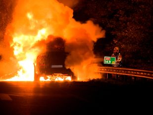 Auto brandt volledig uit op A17 bij Stampersgat