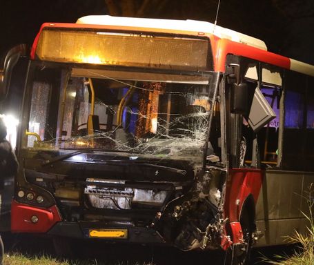 112 nieuws steenbergen ongeluk botsing hulpdiensten politie brandweer ambulance bus stadsbus auto