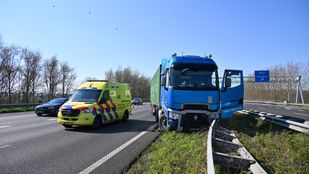 ongeluk vrachtwagen file a17 moerdijk snelweg