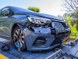 Twee auto&#8217;s fors beschadigd bij botsing op kruising in Etten-Leur