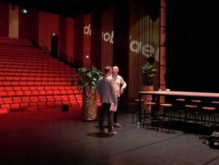 Wethouder Rene Verwijmeren en directeur Wim Staassens (rechts) in de grote zaal van de Nobelaer.