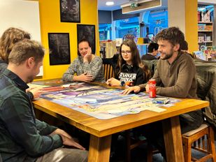 Winnen maakt bij de spellen&shy;avond van Bumblebeez niet uit: &#8216;Het gaat om de gezelligheid&#8217;