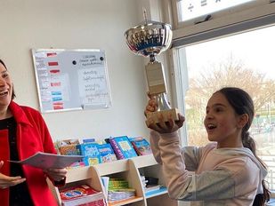 Voorleeskampioen van Bergen op Zoom Lavina Nouri krijgt de wisselbeker van leesmediaconsulent Sanneke van den Boom