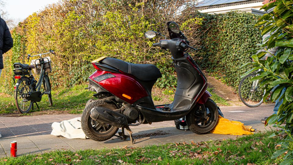Bijrijder gewond na botsing tussen scooter en bestelbus, politie doet onderzoek