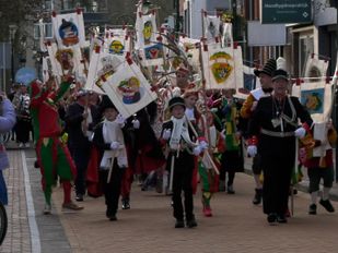 Strienestad viert haar 66-jarig jubileum met vaandeloptocht: &#8216;Waanzinning zicht&#8217;