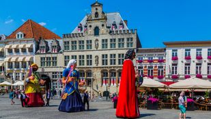 De meest recente Reuzenstoet met de Brabantse Ansjovion, Aspergilda, en voorop Adriaen Brouwer uit Oudenaarde.