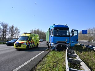 ongeluk vrachtwagen file a17 moerdijk snelweg