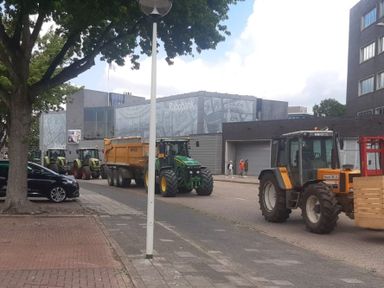 Protesterende boeren rijden langs het stadskantoor, over de Jacob Obrechtlaan.