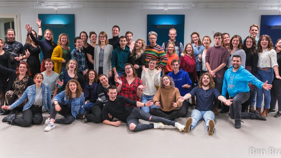 Groepsfoto van musicalvereniging The MusiCompany uit Bergen op Zoom