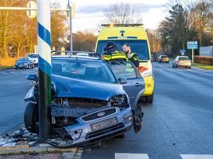 Auto ongeluk botsing paal Bergen op Zoom