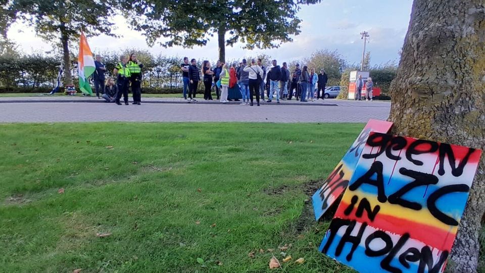 Protest tegen noodopvang Tholen rustig verlopen
