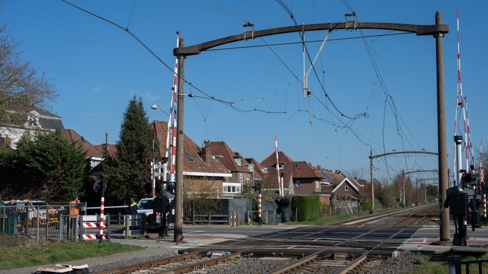 Hele dag geen treinen door zwaar beschadigde bovenleiding bij Zevenbergen