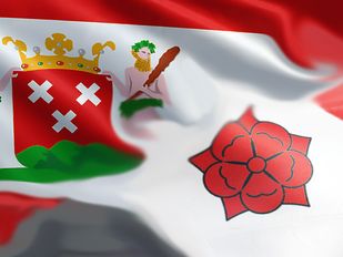 Twee gecombineerde vlaggen met wit-rode achtergrond en daarop een wapen en een roos