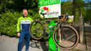 Fietsreparatiepaal prijkt in &#8216;Pedaleursgroen&#8217; op de oprit van &#8217;t Appeltje
