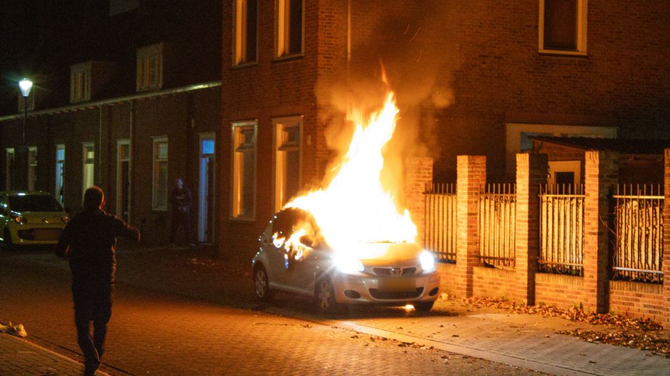 autobrand vuurwerk Ligusterstraat Bergen op Zoom