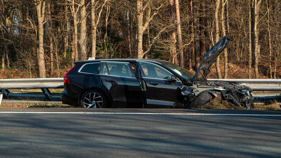 nieuws bergen op zoom botsing ongeluk snelweg 112 politie ambulance auto