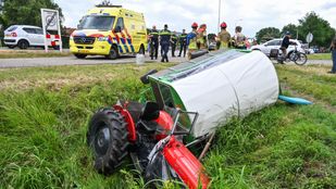 Huifkar in sloot bij Rijsbergen