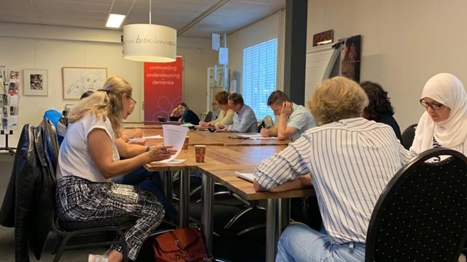 Groep mensen krijgt Nederlandse les in een Taalhuis van de Bibliotheek West-Brabant