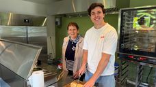 In de achtertuin van zijn oma is Nick Buiks een broodjeszaak begonnen.