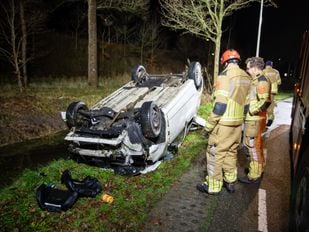 Auto in sloot Lepelstraat