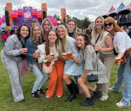 De vriendinnen groep had het goed naar hun zin bij Just Dance Outdoor in Etten-Leur.