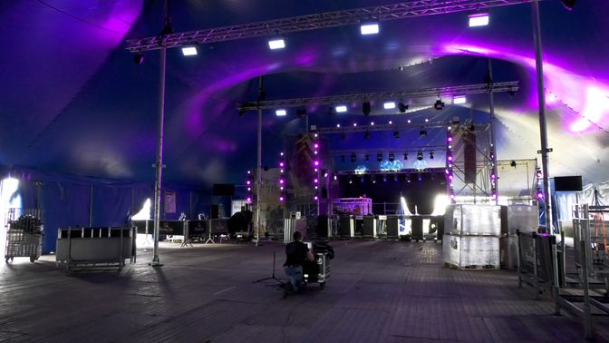 In de grote blauwgekleurde feesttent is het dit weekend één groot feest.