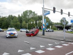 Auto op kop ongeval Roosendaal