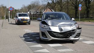 Auto met zwaarbeschadigde motorkap en grill