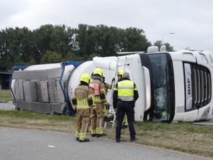 vrachtwagen gekanteld Klundert