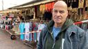 Kijken maar niet kopen op weekmarkt: stoffen en kleding nog steeds taboe