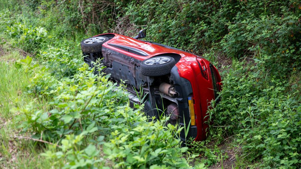 Auto belandt in sloot aan Spectrum in Roosendaal