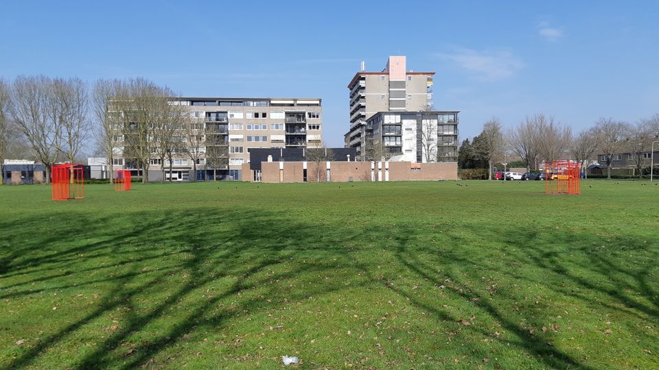 Foto van de voormalige kerk De Goede Herder in de wijk Langdonk met op de voorgrond het grasveld.