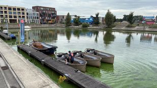 Joey van Gils van Sloepverhuur Roosendaal is bezig met verplaatsen van zijn boten