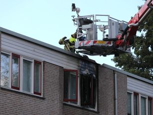 Brandweer rukt met hoogwerker uit voor woningbrand in Oudenbosch