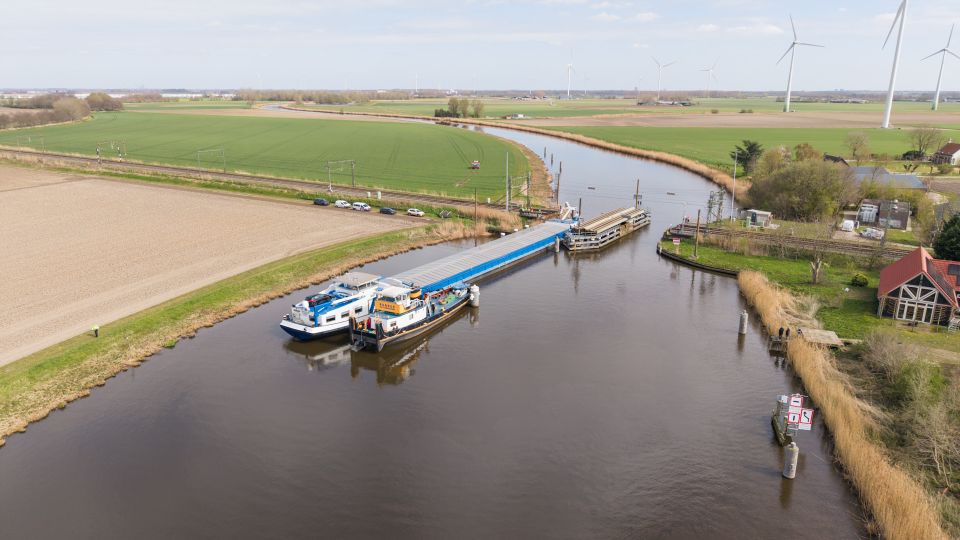 Slaaptrein met honderd passagiers strandt door botsing schip tegen brug