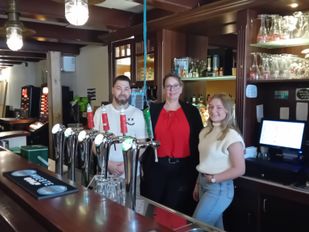 vlnr Mira van den Bempt, Egbert Schuurman en Senna Smits van café An