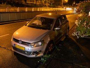 Automobilist botst tegen bloembak Roosendaal