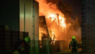 Loods verwoest door brand in Roosendaal