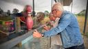 Secretaris Hanjo van den Wijngaart en voorzitter Ad van Zitteren kijken naar binnen bij de gesloten bowlingbaan in Tholen.